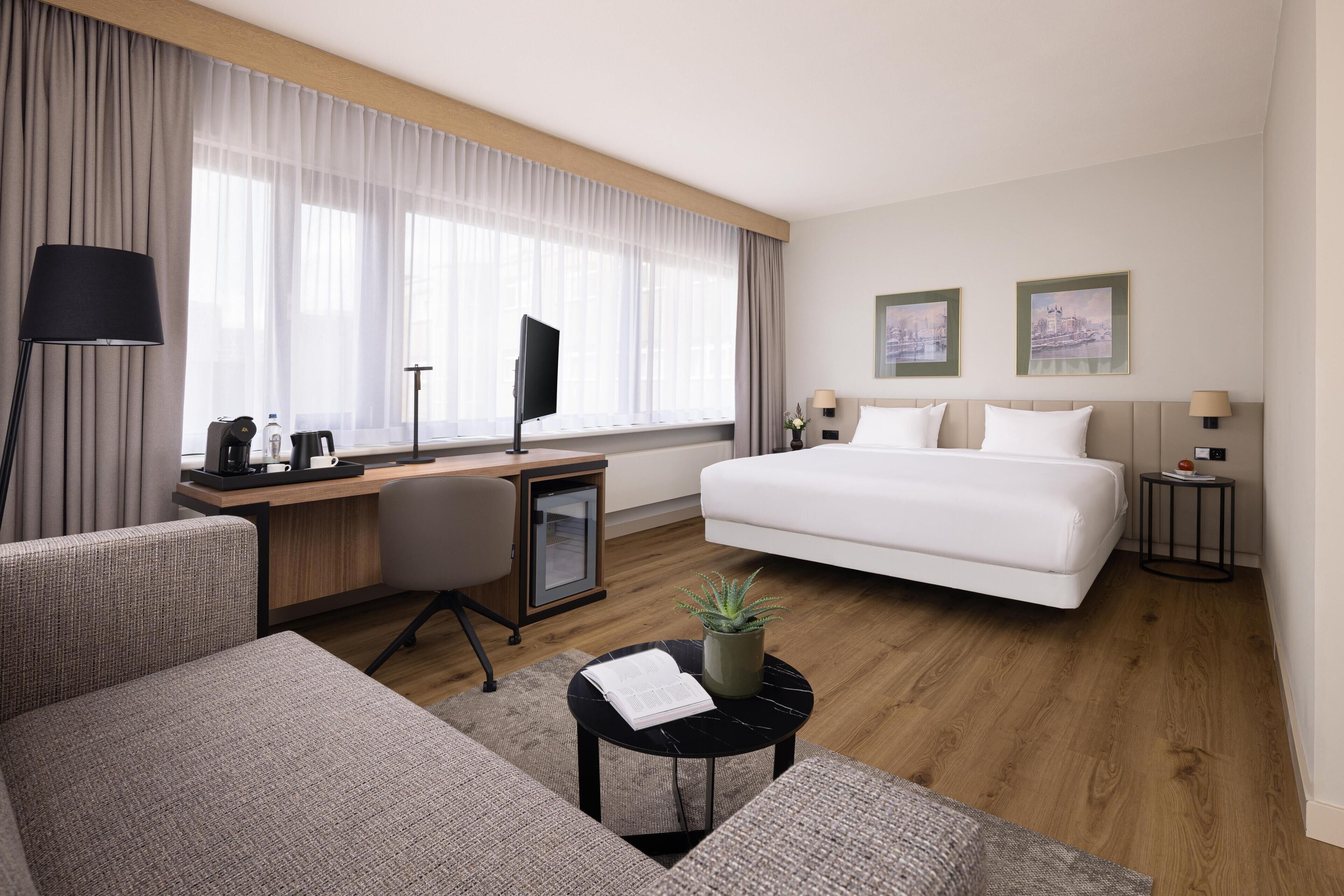 Sengetøy av topp kvalitet, minibar, safe på rommet og skrivebord