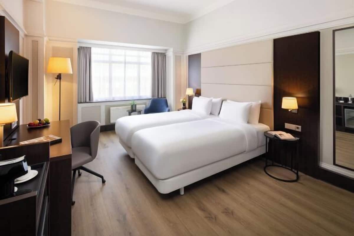 Ylelliset vuodevaatteet, minibaari, tallelokero huoneessa, työpöytä