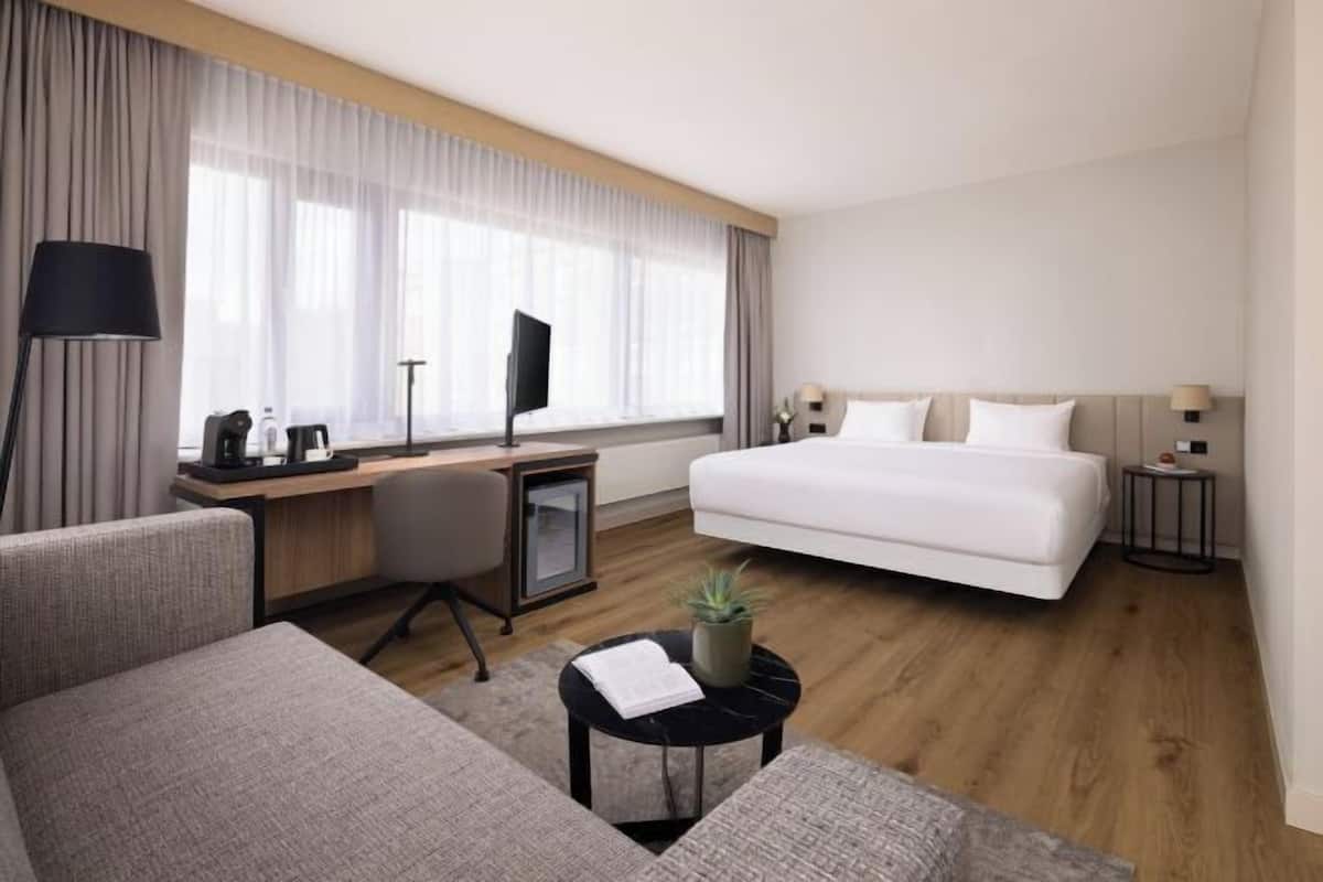 Ylelliset vuodevaatteet, minibaari, tallelokero huoneessa, työpöytä