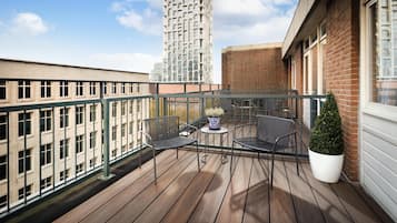 Superior kamer, terras | Luxe beddengoed, een minibar, een kluis op de kamer, een bureau