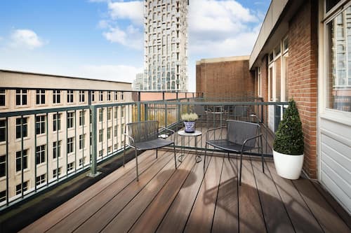 Habitación superior, terraza | Ropa de cama de alta calidad, minibar, caja fuerte y escritorio
