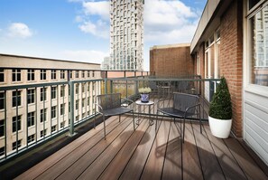 Quarto superior, terraço | Roupas de cama premium, frigobar, cofres nos quartos, escrivaninha