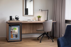 Roupas de cama premium, frigobar, cofres nos quartos, escrivaninha