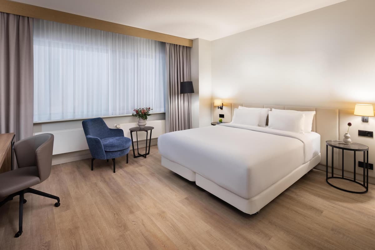 Premium bedding, minibar, in-room safe, desk