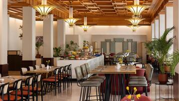 Petit déjeuner buffet servi tous les jours en supplément