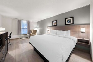 Skrivebord, skrivebord for bærbar PC, wi-fi (inkludert) og sengetøy