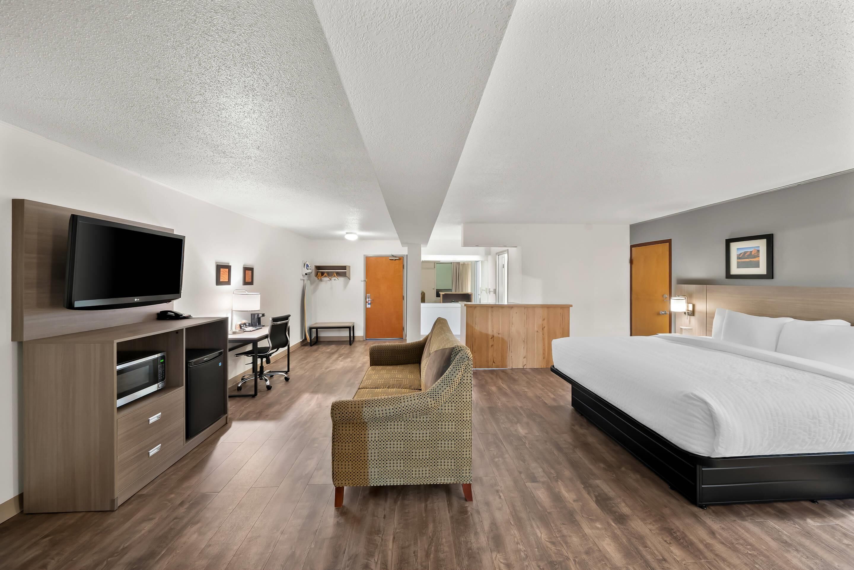 Suite, 1 très grand lit et 1 canapé-lit, non-fumeurs | Bureau, espace de travail pour ordinateur portable, Wi-Fi gratuit