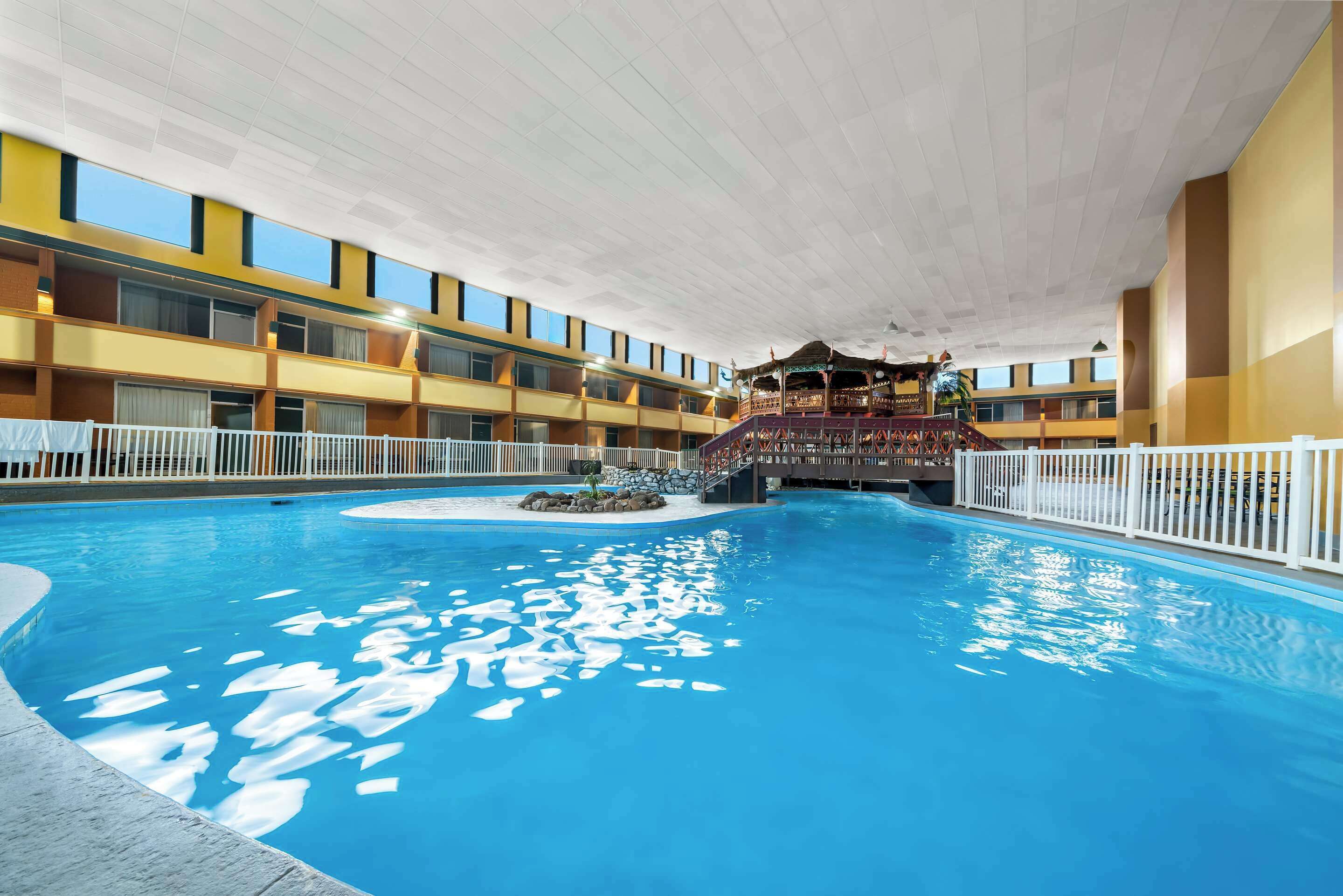 من حمّامات السباحة المغطاة