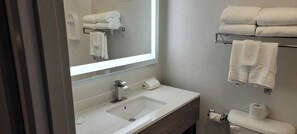 Suihkun ja ammeen yhdistelmä, ilmaiset hygieniatuotteet, pyyhkeet