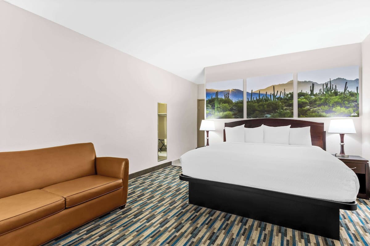 Room, 1 King Bed, Non Smoking, Poolside | Pillowtop beds, in-room safe, desk, iron/ironing board