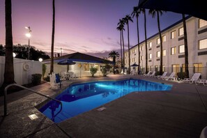 Outdoor pool, pool loungers