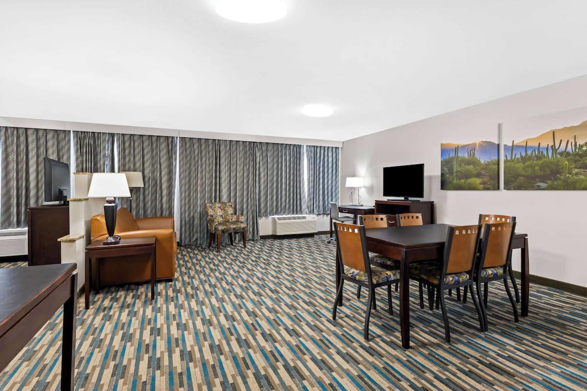 Studio Suite, 1 King Bed, Non Smoking | Pillowtop beds, in-room safe, desk, iron/ironing board