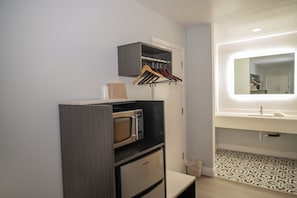 Desk, laptop workspace, iron/ironing board, free WiFi