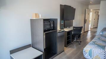 Skrivebord, arbejdsområde til bærbare computere, strygejern/strygebræt