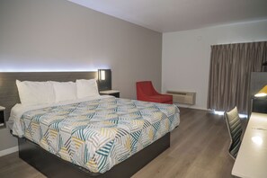 Rom – standard, 1 kingsize-seng, ikke-røyk, kjøleskap og mikrobølgeovn | Skrivebord, skrivebord for bærbar PC og strykejern/-brett