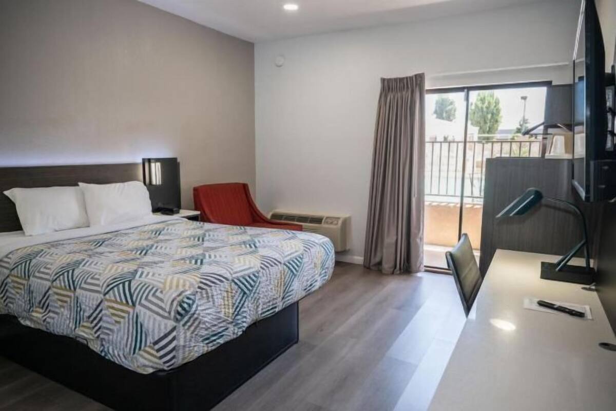 Desk, laptop workspace, iron/ironing board, free WiFi