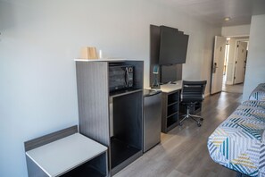 Desk, laptop workspace, iron/ironing board, free WiFi