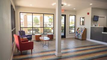 Siddeområde i lobbyen