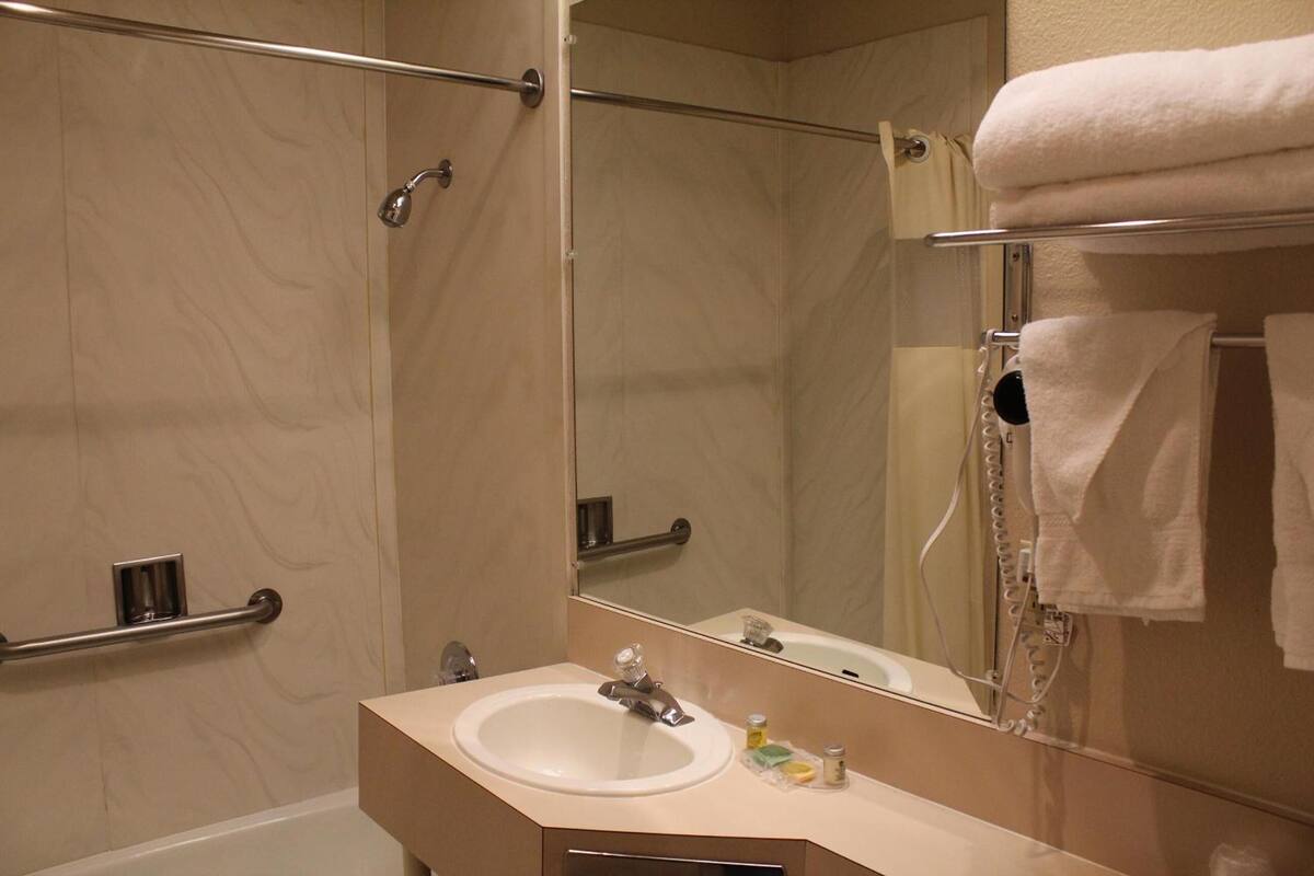 Ensemble douche/baignoire, sèche-cheveux, serviettes fournies, savon