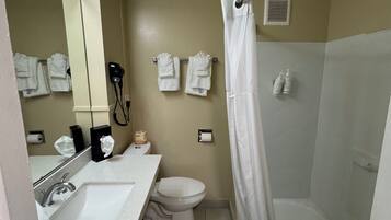 Tina con regadera, amenidades de baño gratuitas, toallas