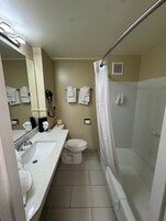 Combined shower/tub, free toiletries, towels