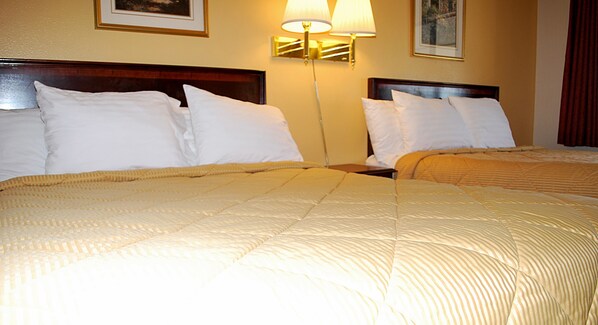 Tabla de planchar con plancha, wifi gratis, ropa de cama