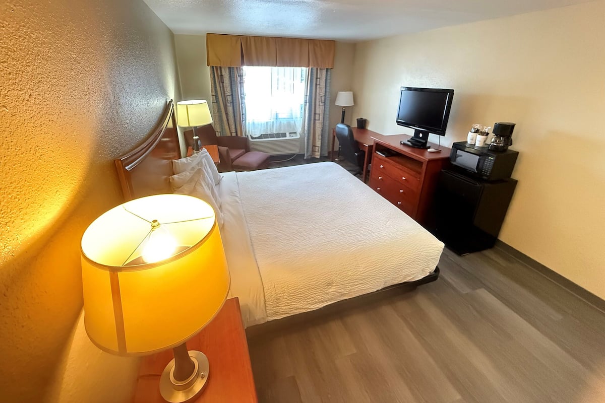 Room, 1 Double Bed, Non Smoking | Iron/ironing board, free WiFi, bed sheets