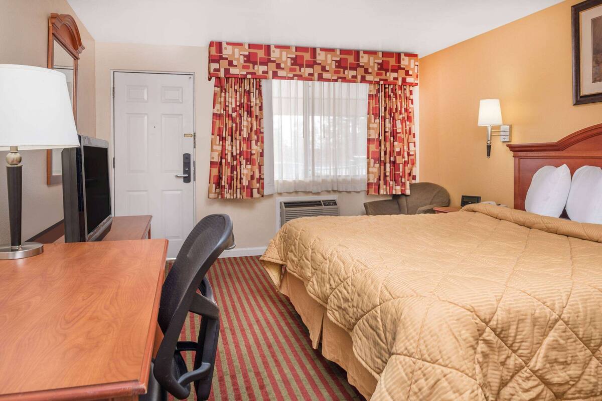 Room, 1 King Bed, Non Smoking | Iron/ironing board, free WiFi, bed sheets