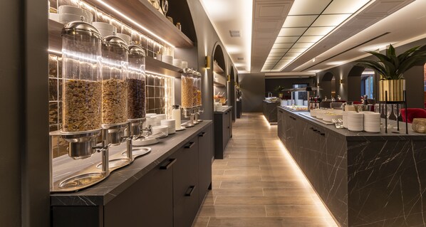 Petit déjeuner buffet (19 EUR par personne)