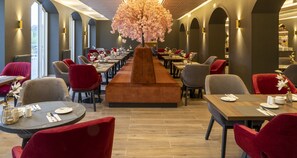 Daily buffet breakfast (EUR 20 per person) - PLAZA Premium Columbus Bremen (Bremen)