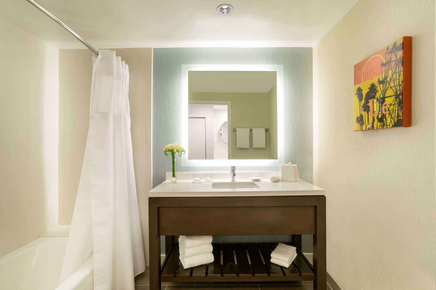 Salle de bain | Ensemble baignoire-douche, articles de toilette (gratuits)