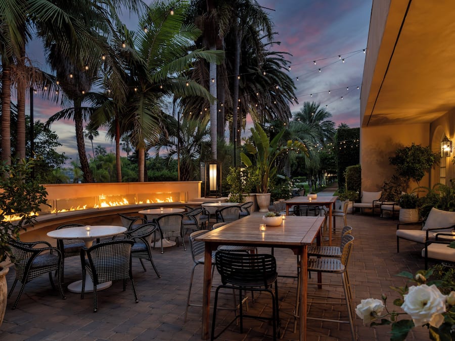 Frühstück, Mittagessen, Fisch und Meeresfrüchte, Blick auf den Garten