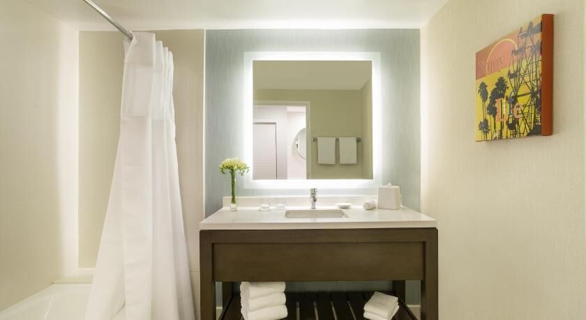Salle de bain | Ensemble baignoire-douche, articles de toilette (gratuits)