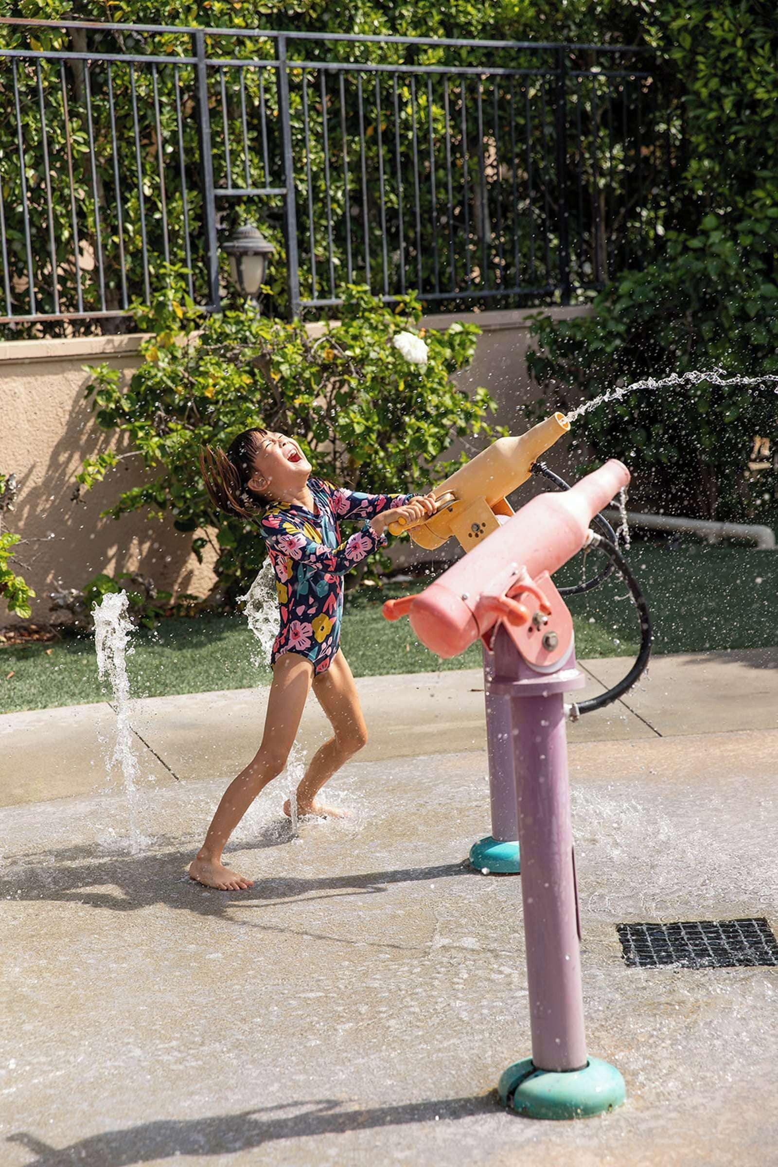 Niño jugando con una fuente de agua.