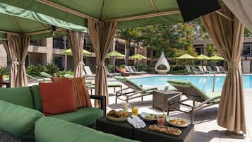 3 piscinas externas, barracas, guarda-sóis