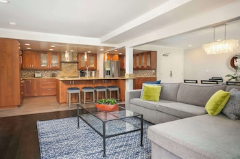 Hypo-allergenic bedding, down comforters, pillowtop beds, in-room safe at Hyatt Regency Newport Beach