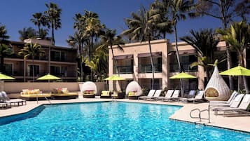 3 من حمّامات السباحة الخارجية، كبائن (بتكلفة إضافية)