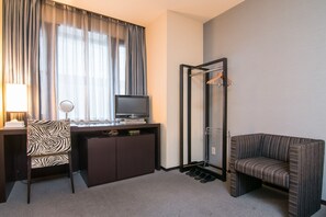 Comfort Single Room | Desk
