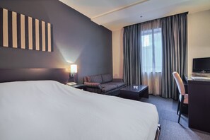 Double Room | Desk