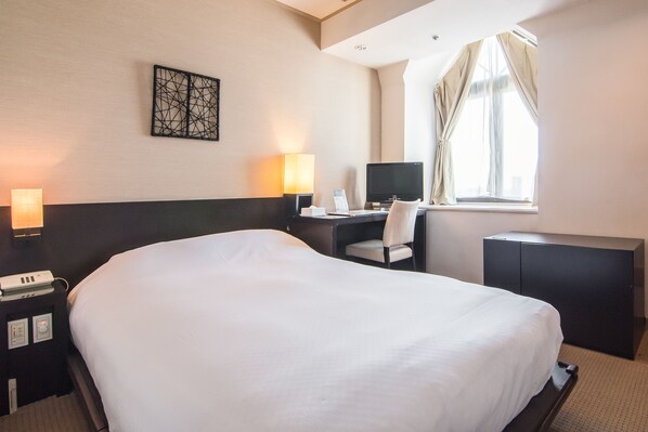 Relax in comfort with a large bed, desk, and flat-screen TV.