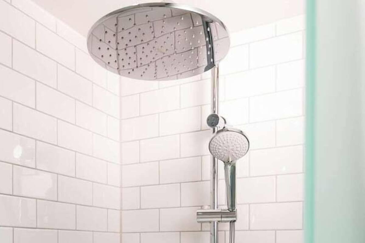 Baño | Regadera, regadera tipo lluvia, amenidades de baño de diseñador