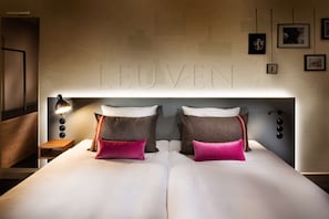 Standardzimmer (Penta) | Hochwertige Bettwaren, Minibar, Zimmersafe, individuell dekoriert