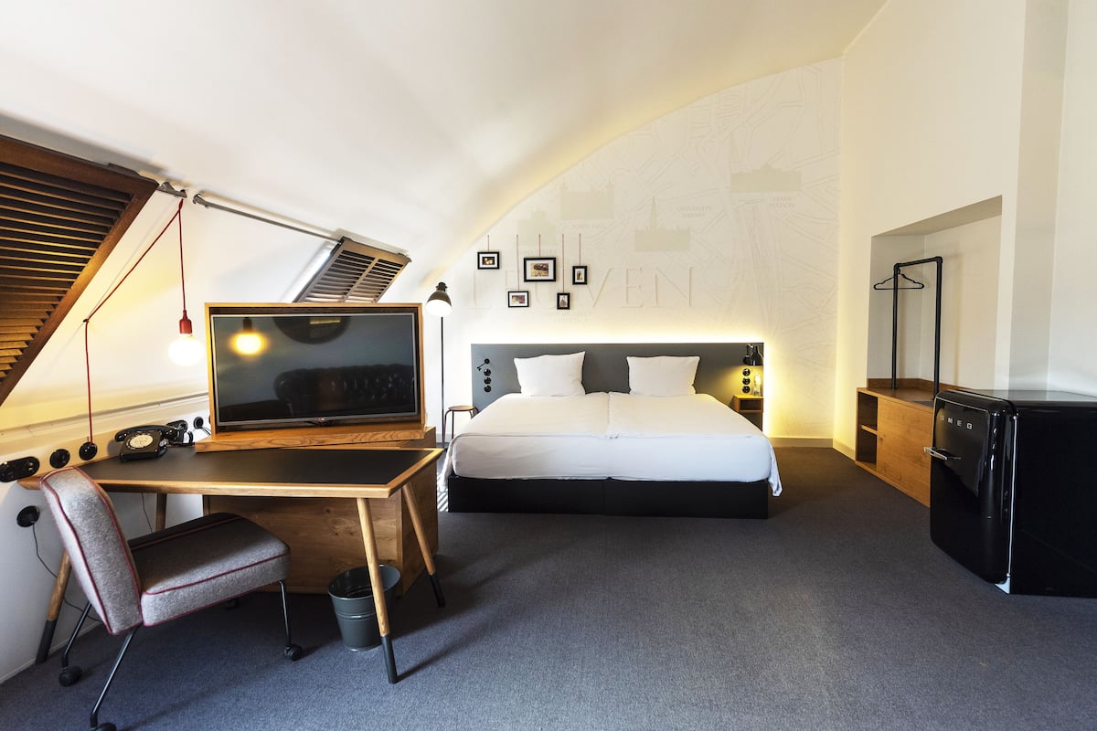 junior suite (penta) | premium bedding, minibar, in-room safe, individually decorated