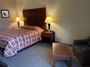 Habitación básica, 1 cama de matrimonio grande | Ropa de cama de alta calidad, escritorio, tabla de planchar con plancha