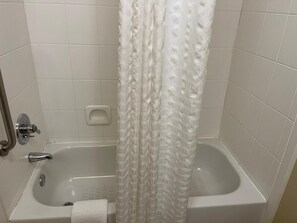 Habitación básica, 1 cama de matrimonio grande | Baño | Ducha y bañera combinadas y artículos de higiene personal gratuitos