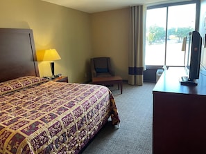 Basic Room, 1 King Bed | 1 bedroom, premium bedding, desk, iron/ironing board