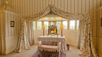 Royal-rum (Four Poster) | Sängtillbehör av högsta kvalitet och värdeförvaringsskåp på rummet