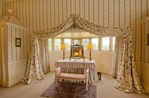 ロイヤル ルーム (Four Poster) | 高級寝具、セーフティボックス (室内)、デスク、防音設備