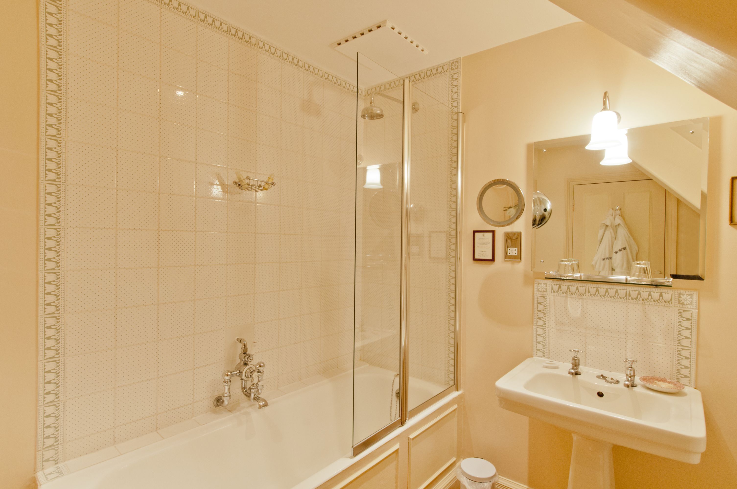 standard double room | bathroom | combined shower/bathtub, free toiletries, hair dryer, bathrobes