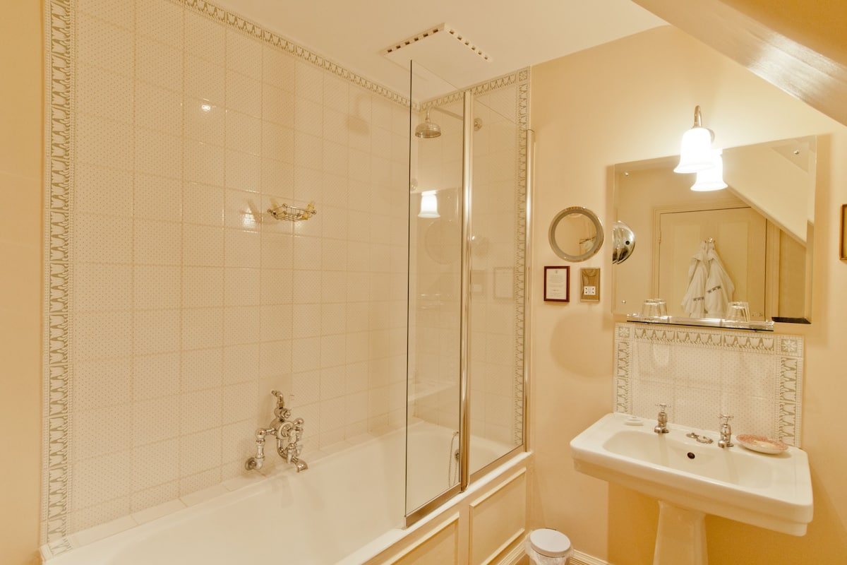 standard double room | bathroom | combined shower/bathtub, free toiletries, hair dryer, bathrobes